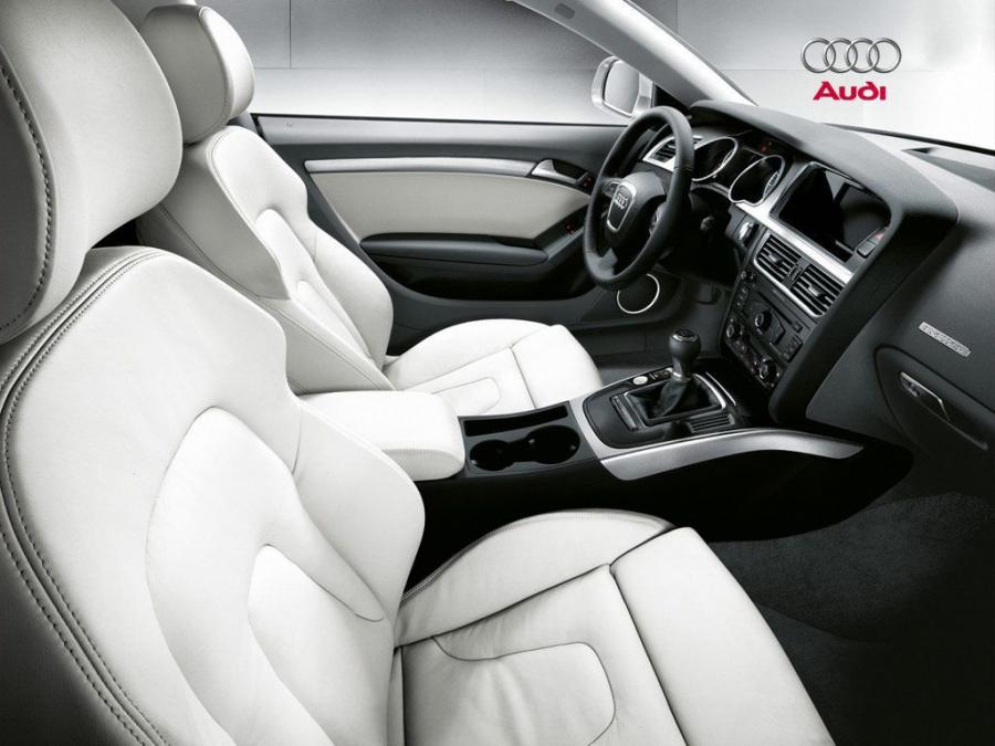 Интерьер Audi A5 Coupe 3.0 TDI Quattro 2007 года  (фото 2 из 38)